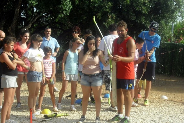 con la flecha y el arco